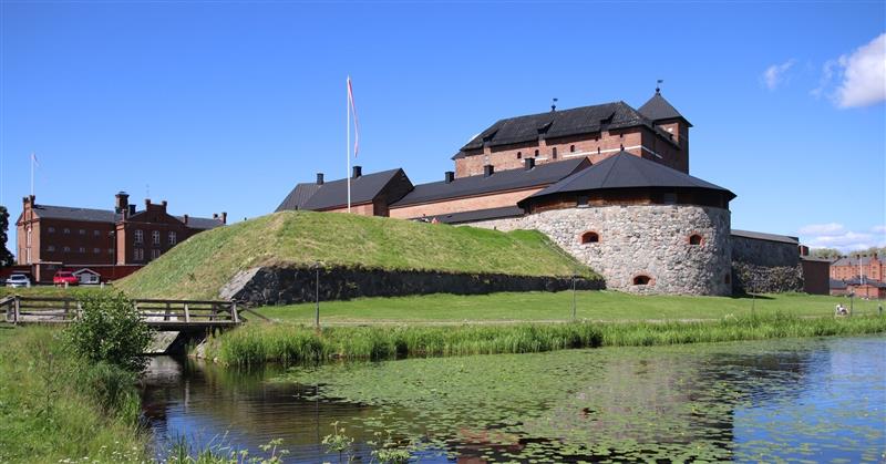 Hämeen linna järven rannalla.